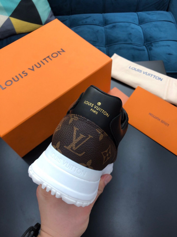 l**is V*t*n run away sneaker