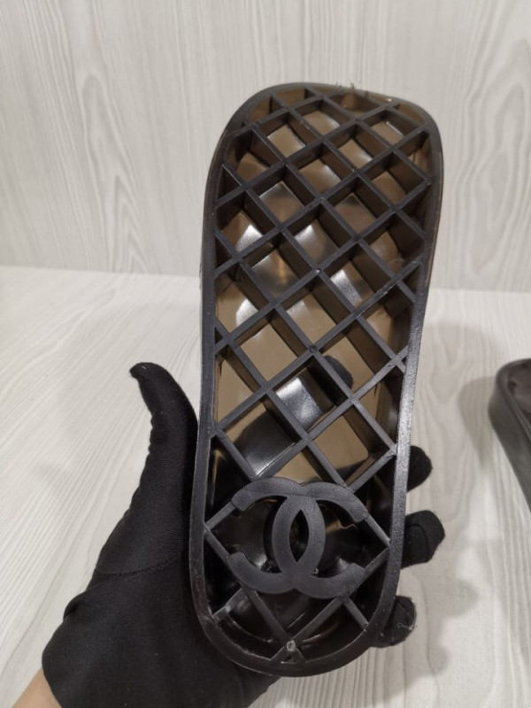 CL SLIPPERS