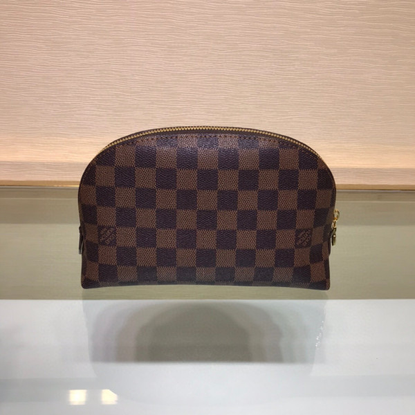 l**is V*t*n cosmetic pouch gm