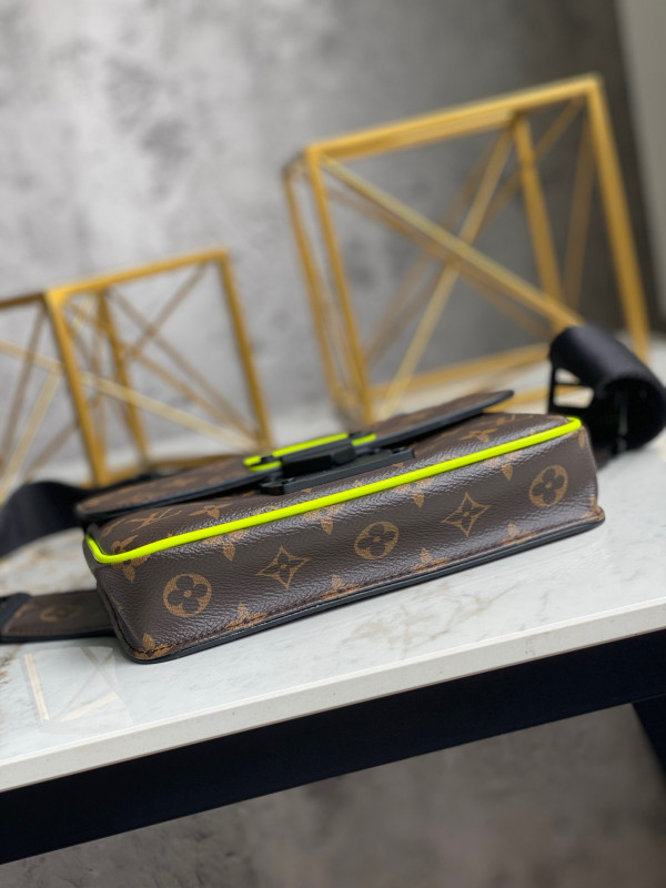 l**is V*t*n s lock sling bag