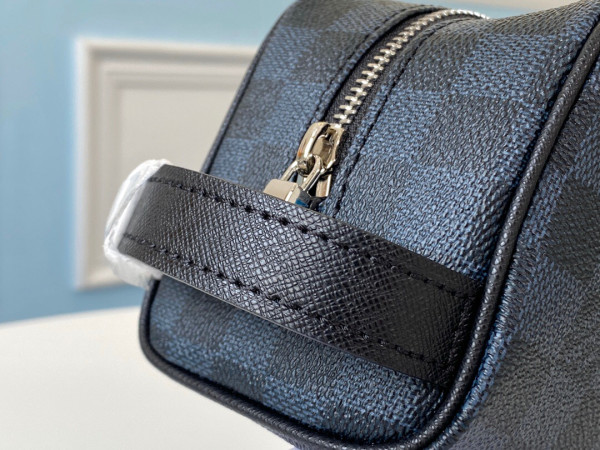 l**is V*t*n toiletry pouch