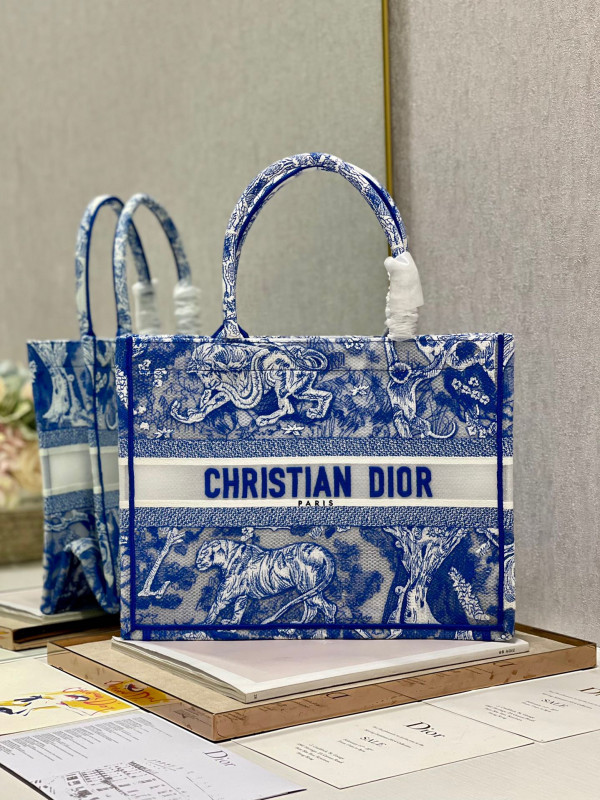 medium D*or book tote