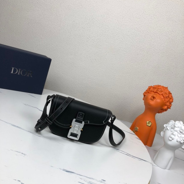 D*or saddle pouch with strap