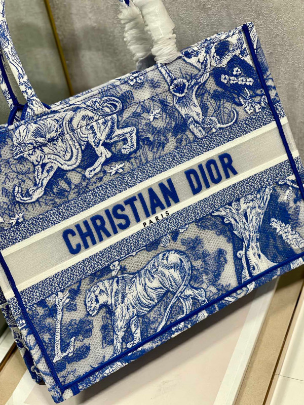 medium D*or book tote