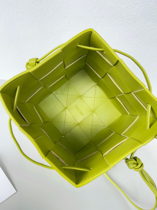 Bo*te*ga ve*ne*ta cassette bucket bag