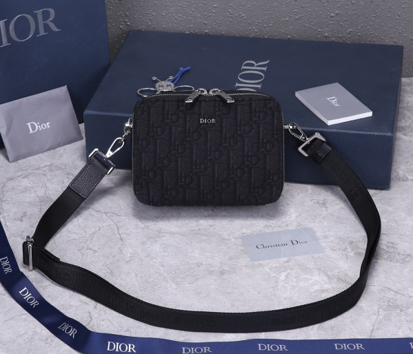 D*or pouch with shoulder strap