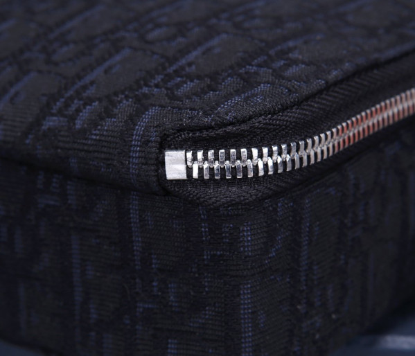 D*or pouch with shoulder strap