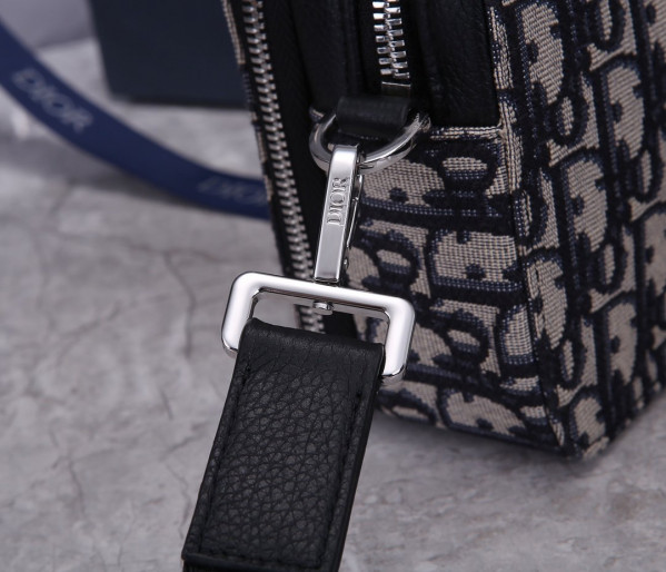 D*or pouch with shoulder strap