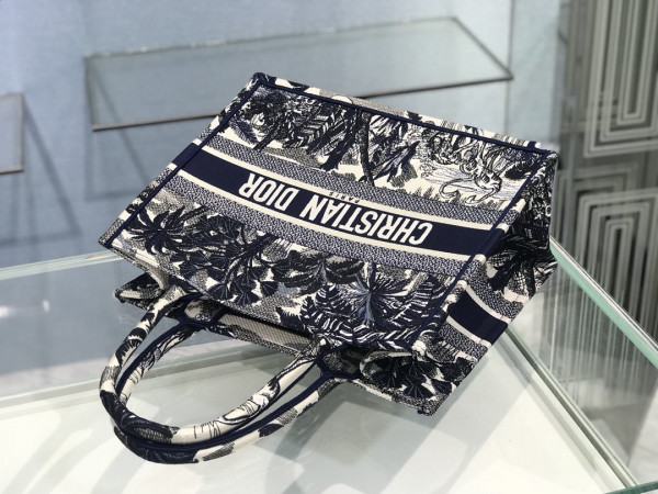 medium D*or book tote