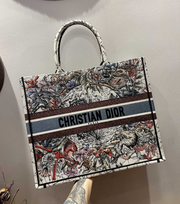 large D*or book tote