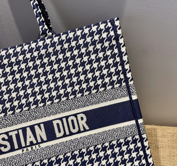large D*or book tote