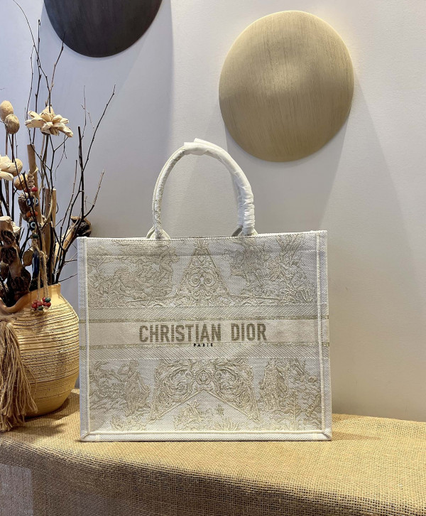 large D*or book tote
