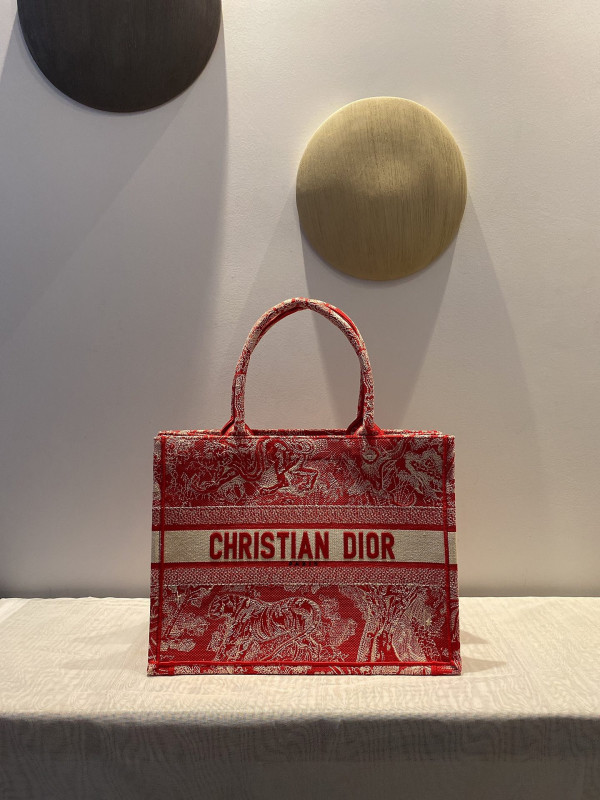 medium D*or book tote