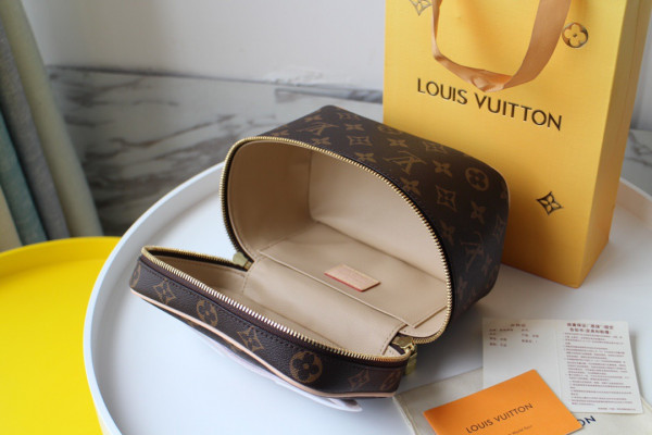 l**is V*t*n toiletry bag