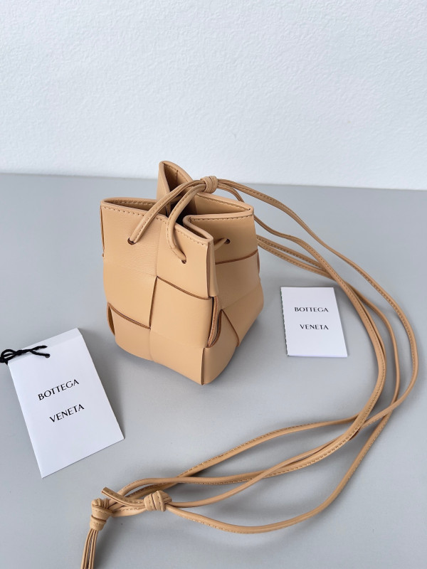 Bo*te*ga ve*ne*ta mini cassette bucket bag