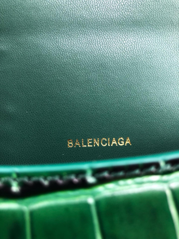 Ba*len*cia*ga hourglass