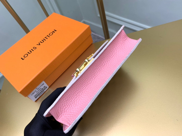 l**is V*t*n croisette chain wallet