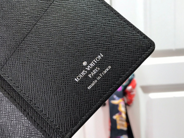 l**is V*t*n brazza wallet