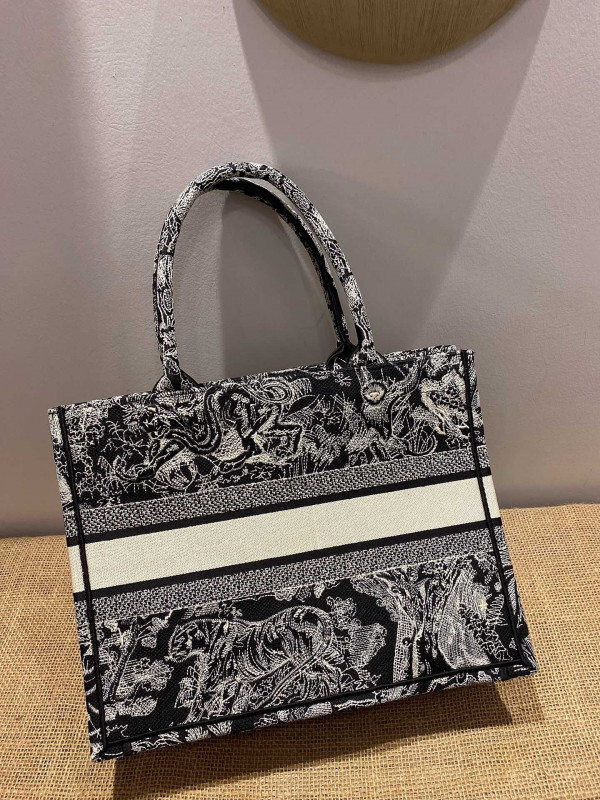 medium D*or book tote