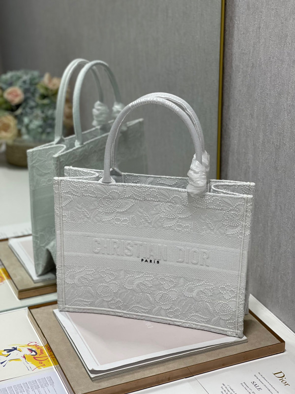 medium D*or book tote