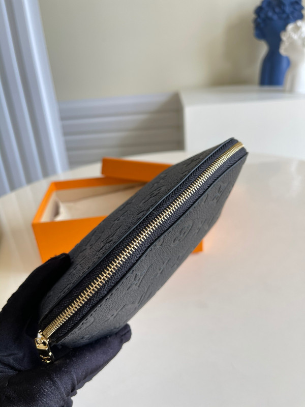 l**is V*t*n cosmetic pouch
