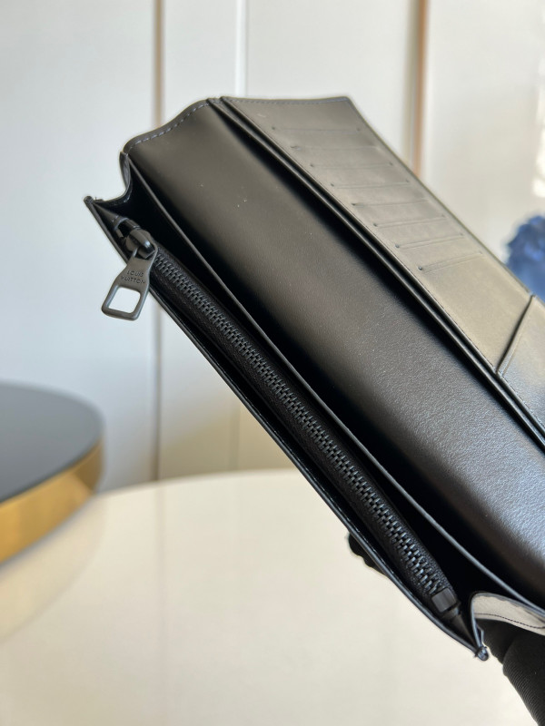 l**is V*t*n brazza wallet