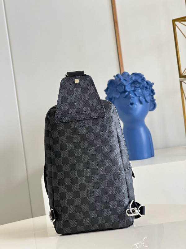 l**is V*t*n avenue slingbag