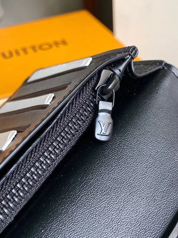 l**is V*t*n brazza wallet