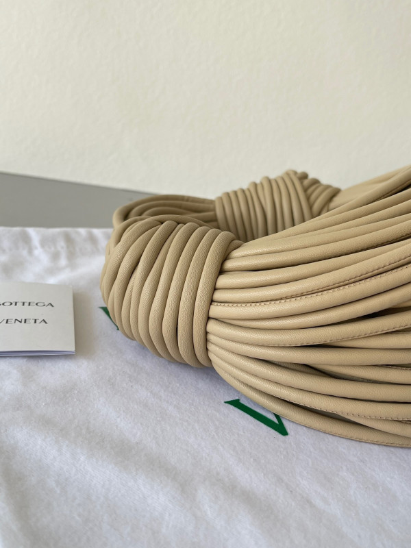 Bo*te*ga ve*ne*ta double knot