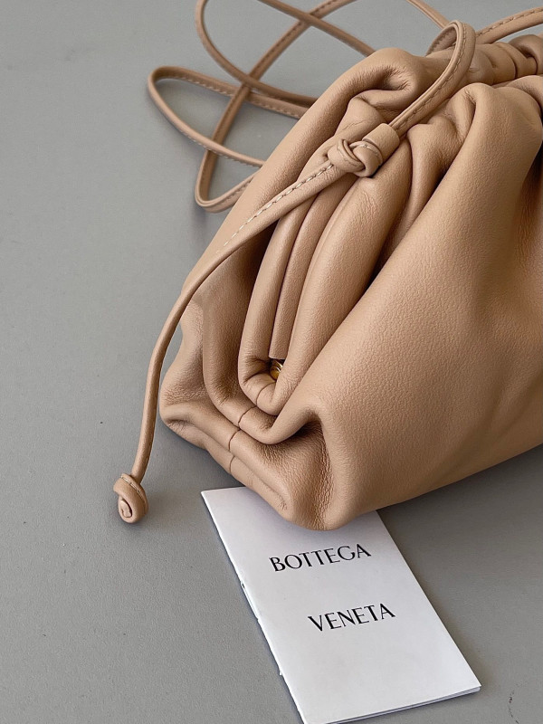 Bo*te*ga ve*ne*ta mini pouch