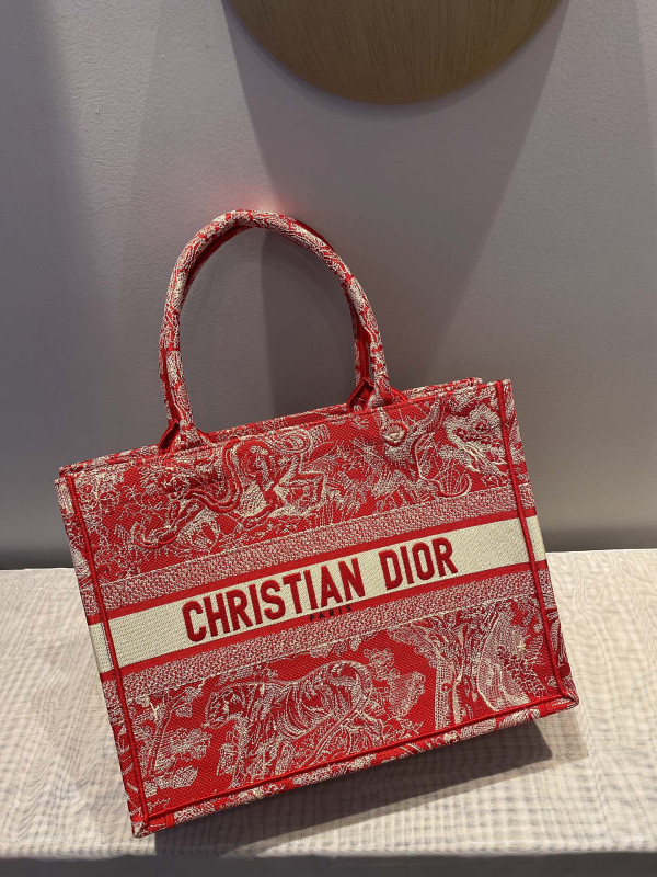 medium D*or book tote