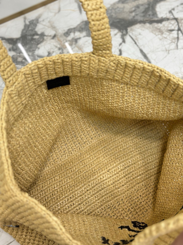 Pra*a crochet tote bag