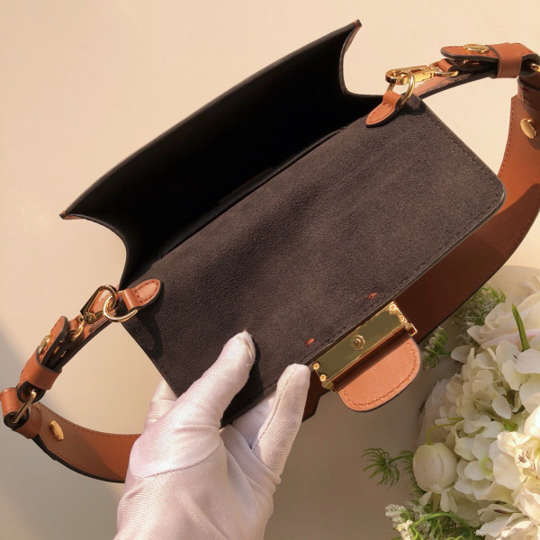 l**is V*t*n belt bag（2019 spring show）