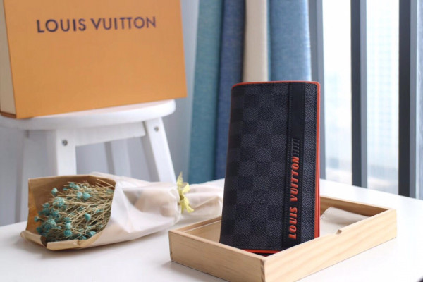 l**is V*t*n brazza wallet