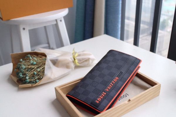 l**is V*t*n brazza wallet