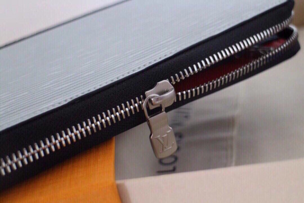 l**is V*t*n zippy wallet