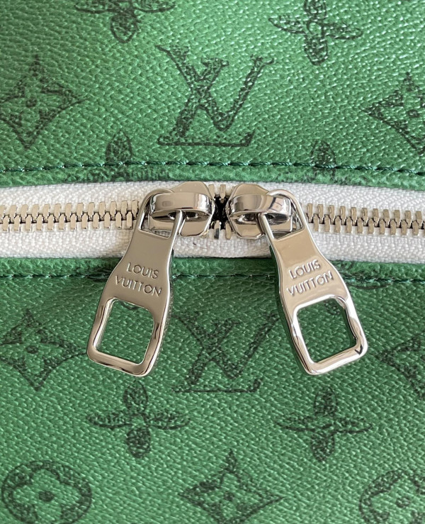 l**is V*t*n discovery backpack