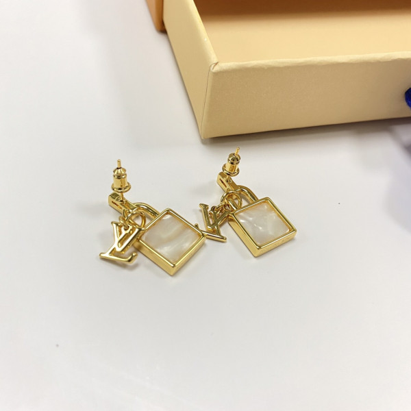 l**is V*t*n earrings