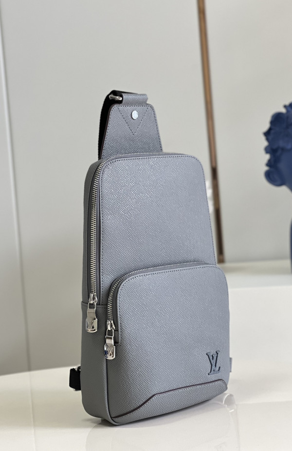 l**is V*t*n avenue sling bag