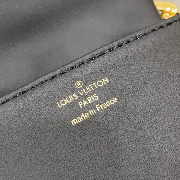 l**is V*t*n beltbag coussin