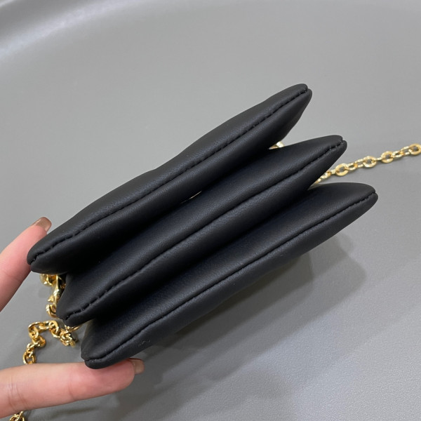 l**is V*t*n beltbag coussin