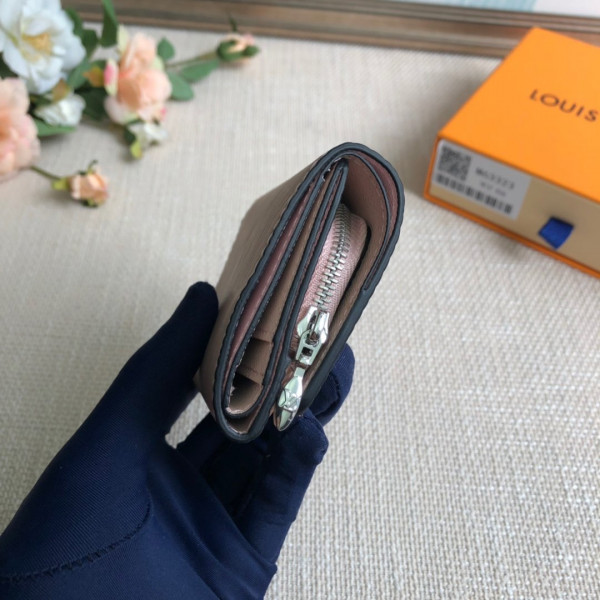 l**is V*t*n twist wallet