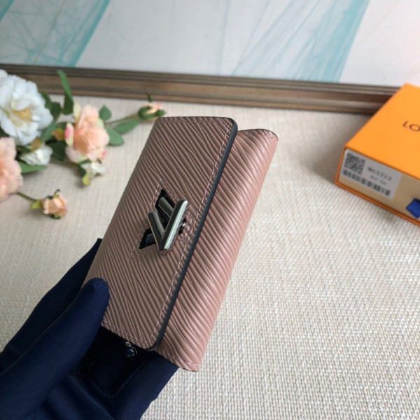 l**is V*t*n twist wallet