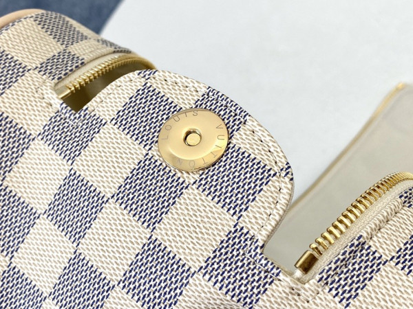 l**is V*t*n toiletry bag