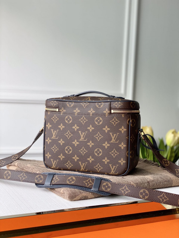 l**is V*t*n toiletry bag