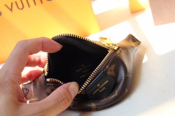 l**is V*t*n wrist bag