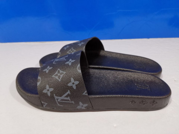 l**is V*t*n slippers