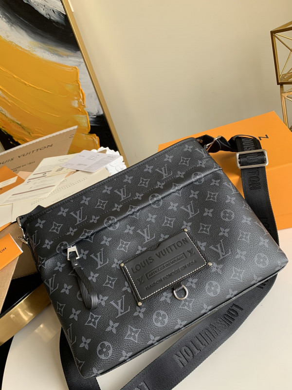 l**is V*t*n messenger bag
