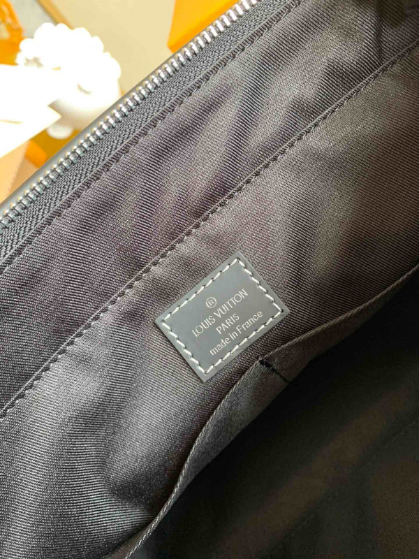 l**is V*t*n messenger bag