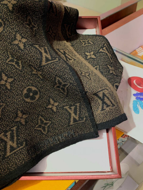 l**is V*t*n scarf